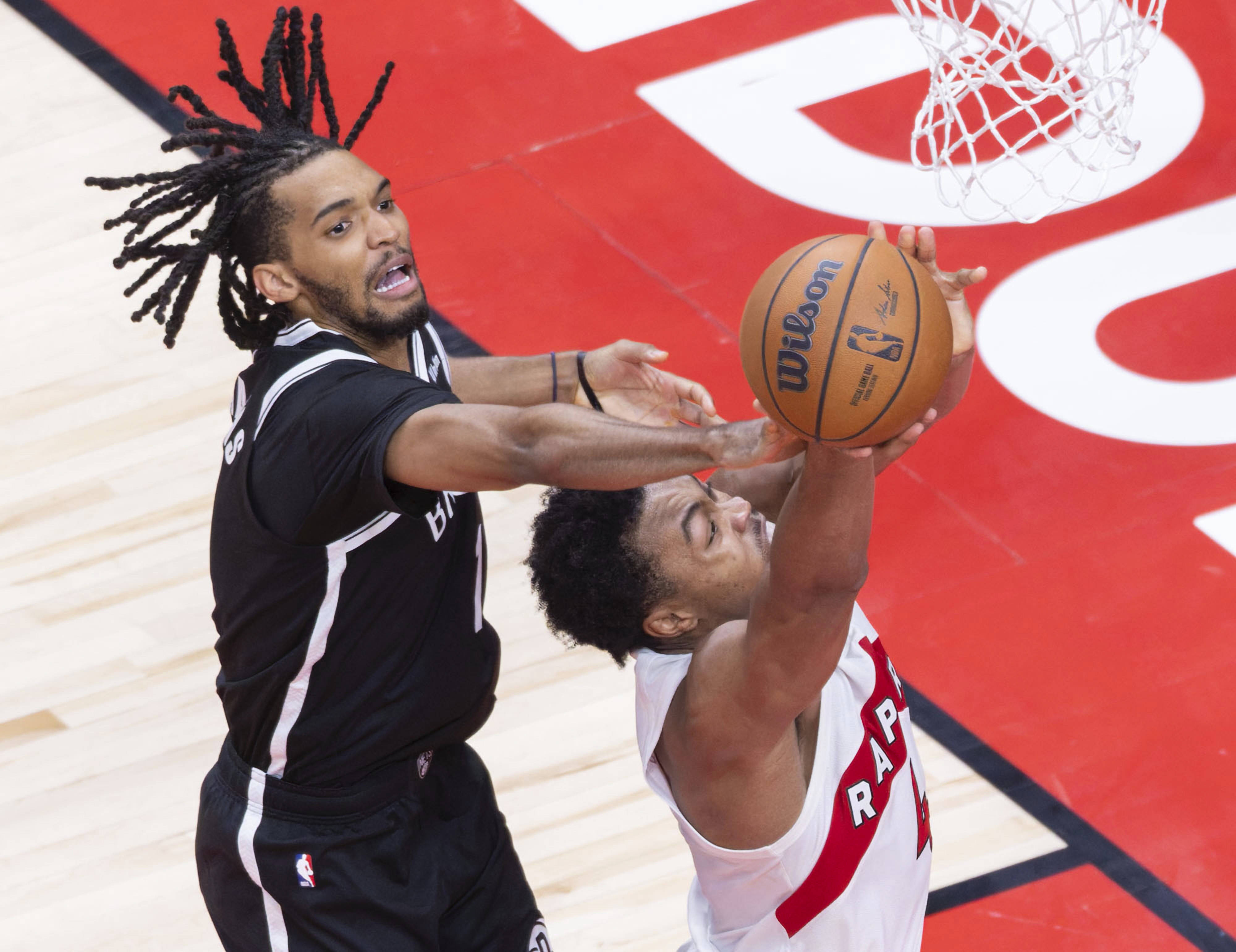 九游官网-赛地聚焦——NBA总决赛关键时刻热度飙升，多伦多猛龙防线松动，信心回归，训练强度明显提升