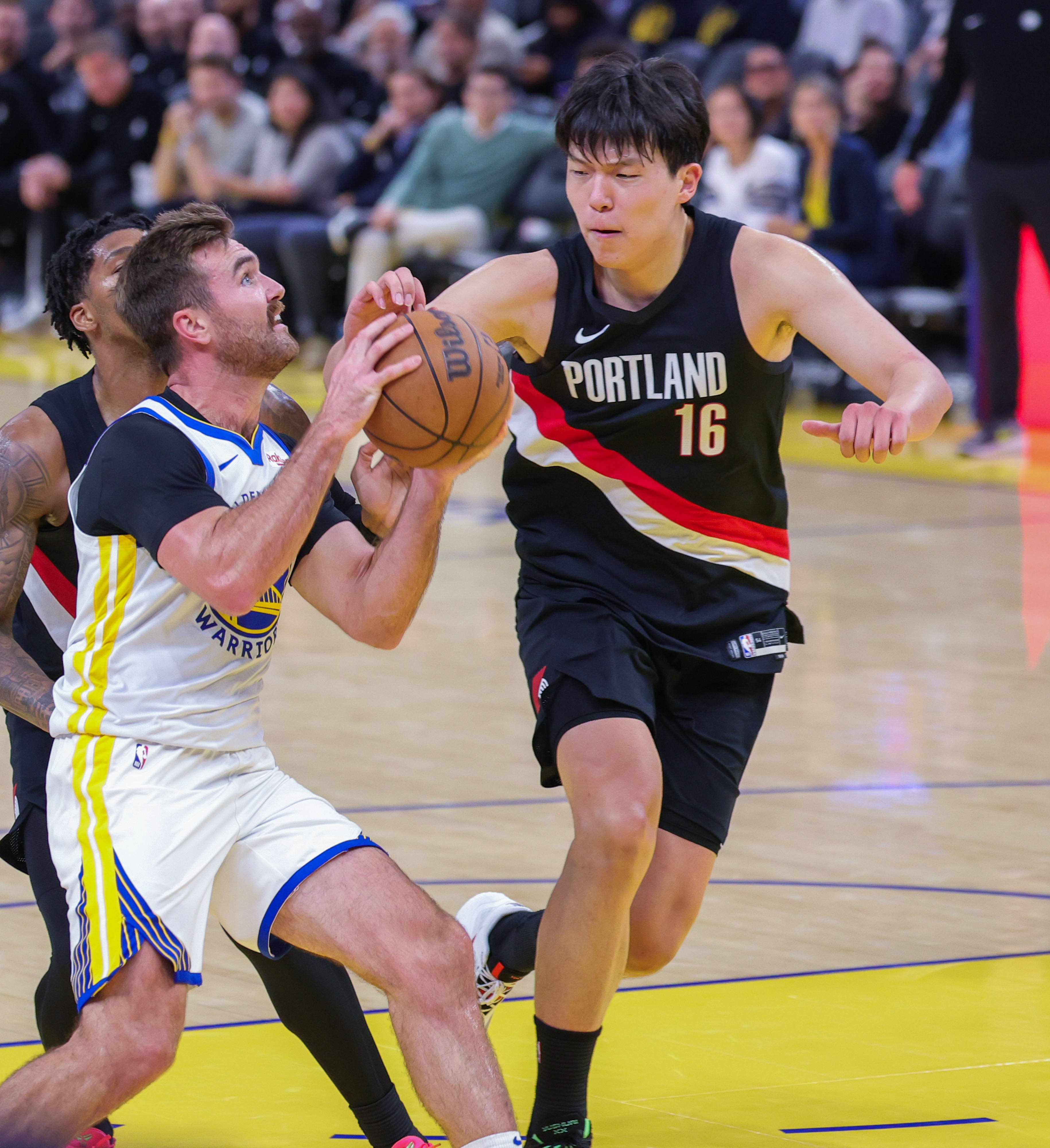 九游体育-转会期金州勇士防线松动：NBA总决赛节点到来，气氛紧张，团队化学反应显著的简单介绍